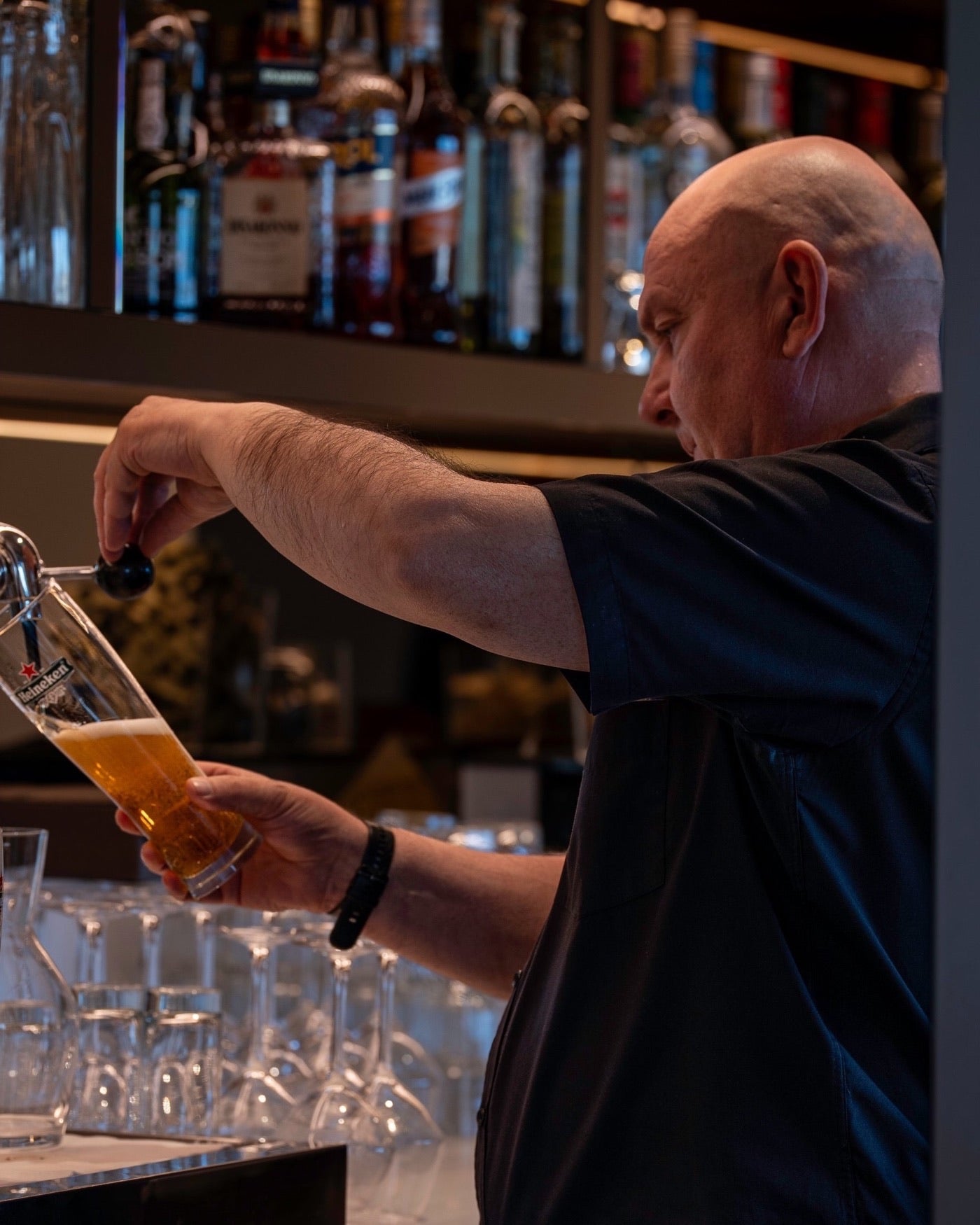 Barman servant une bière au comptoir du restaurant IL DUOMO